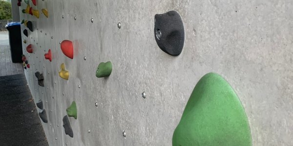Neue Kletter-AG wieder aktiv an der Boulderwand