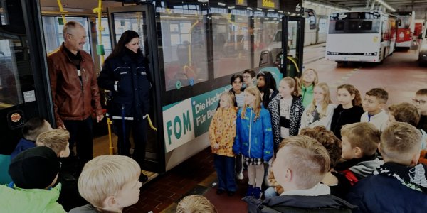 KVV und Polizei führen Sicherheitstraining mit den 5. Klässlern des Fichte-Gymnasiums durch