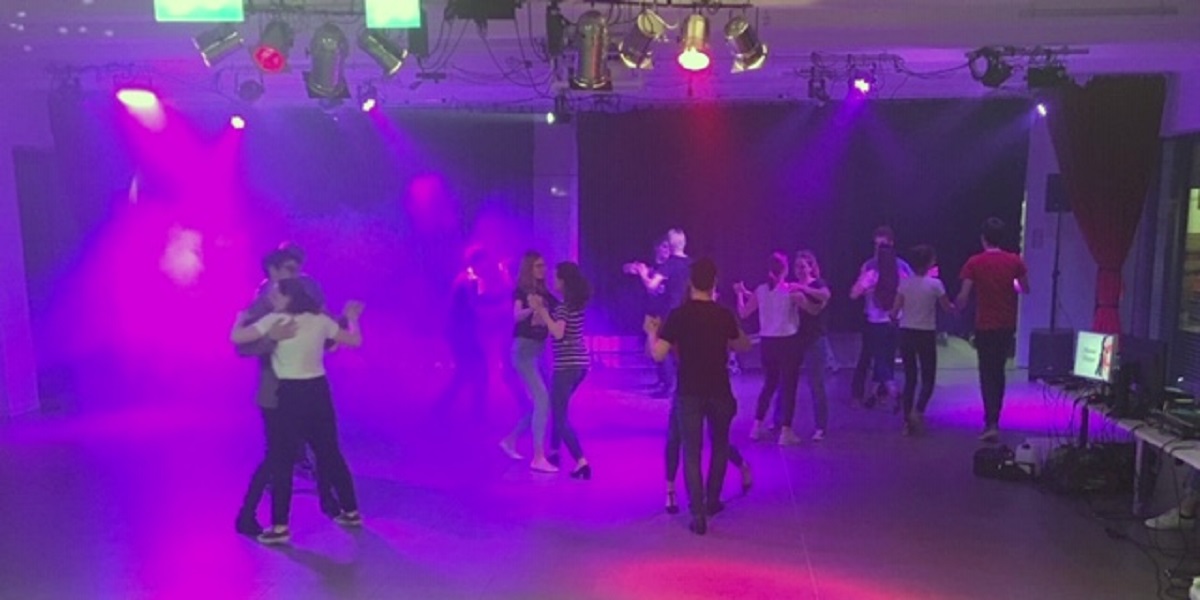 Tanzbegeisterte schwingen das Tanzbein im Hedwig-Kettler-Saal