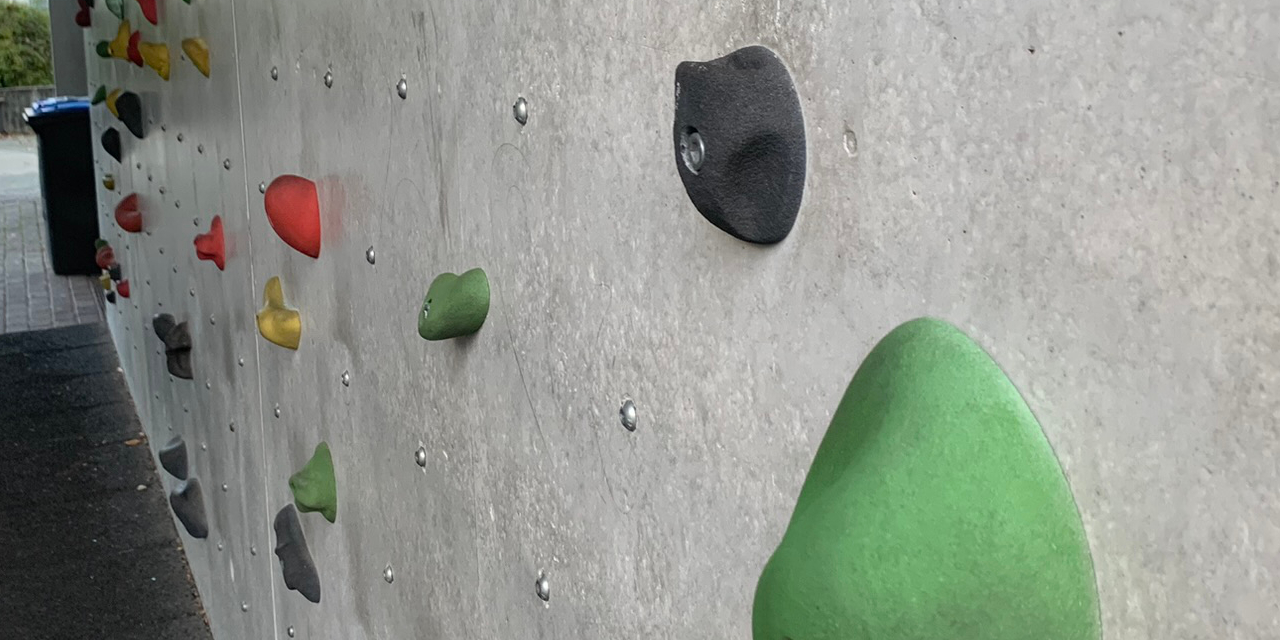 Neue Kletter-AG wieder aktiv an der Boulderwand
