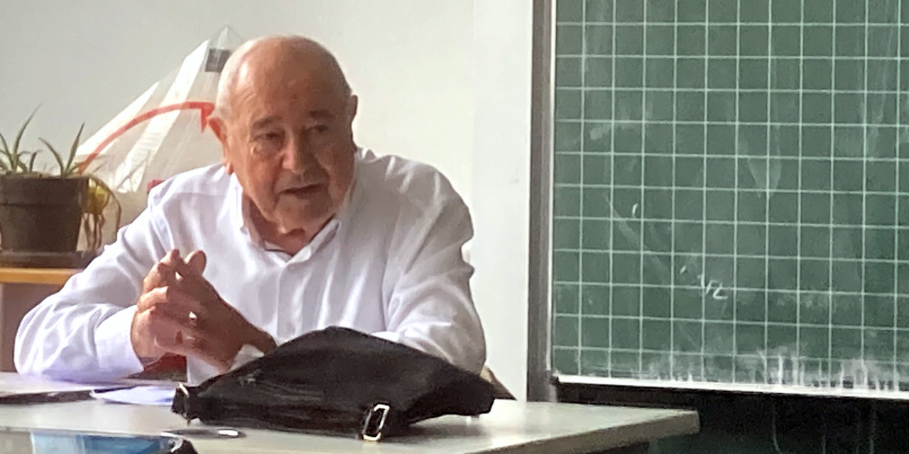 Zwischen Familiengeschichte und Lokalgeschichte Karlsruhes - Günter Fischer zu Besuch am Fichte-Gymnasium